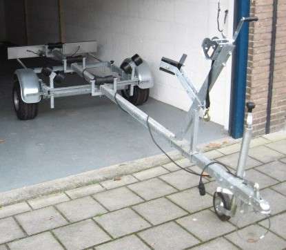 Mirror dinghy met trailer