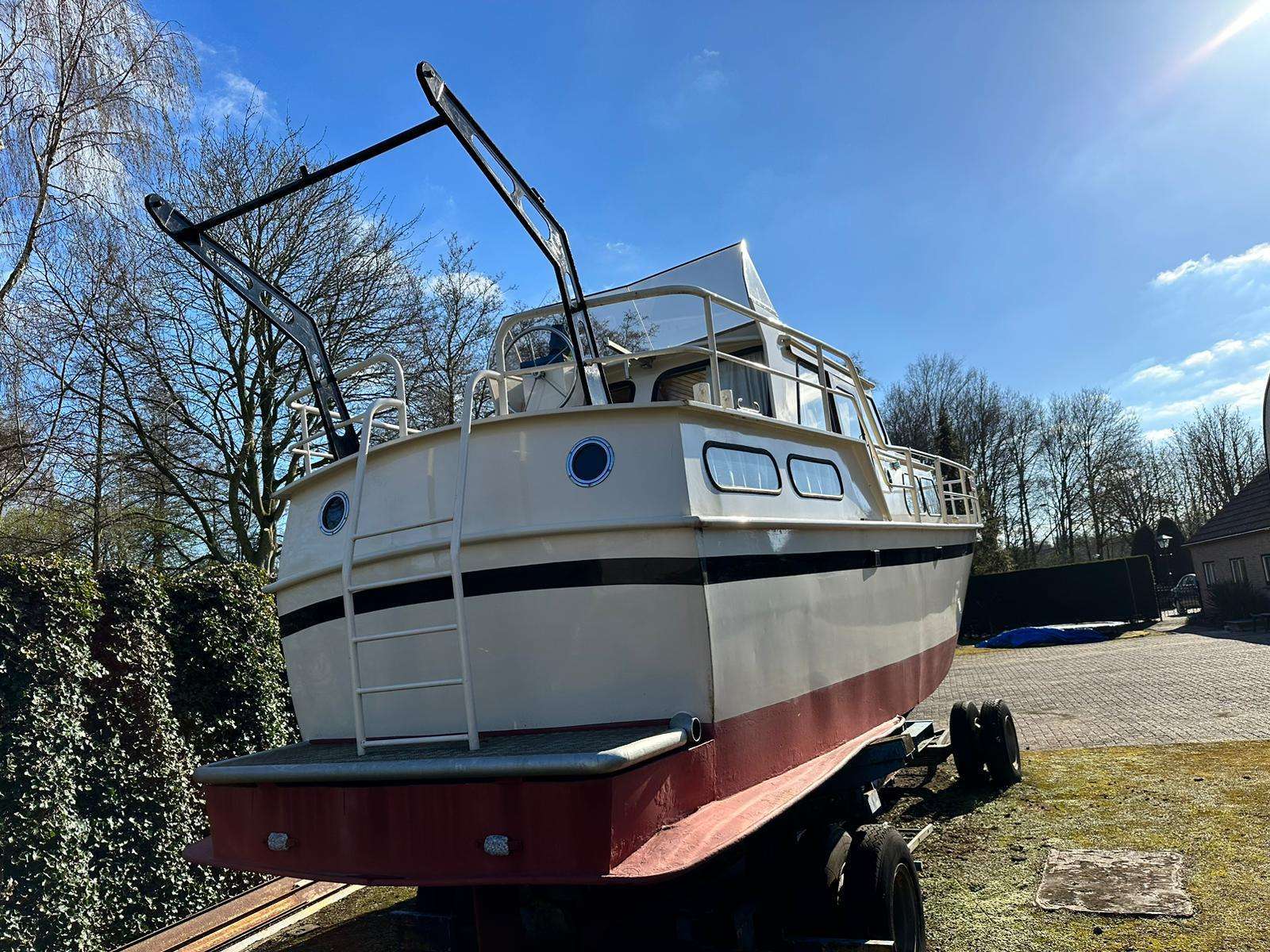 Motorboot 900 nieuw in de lak