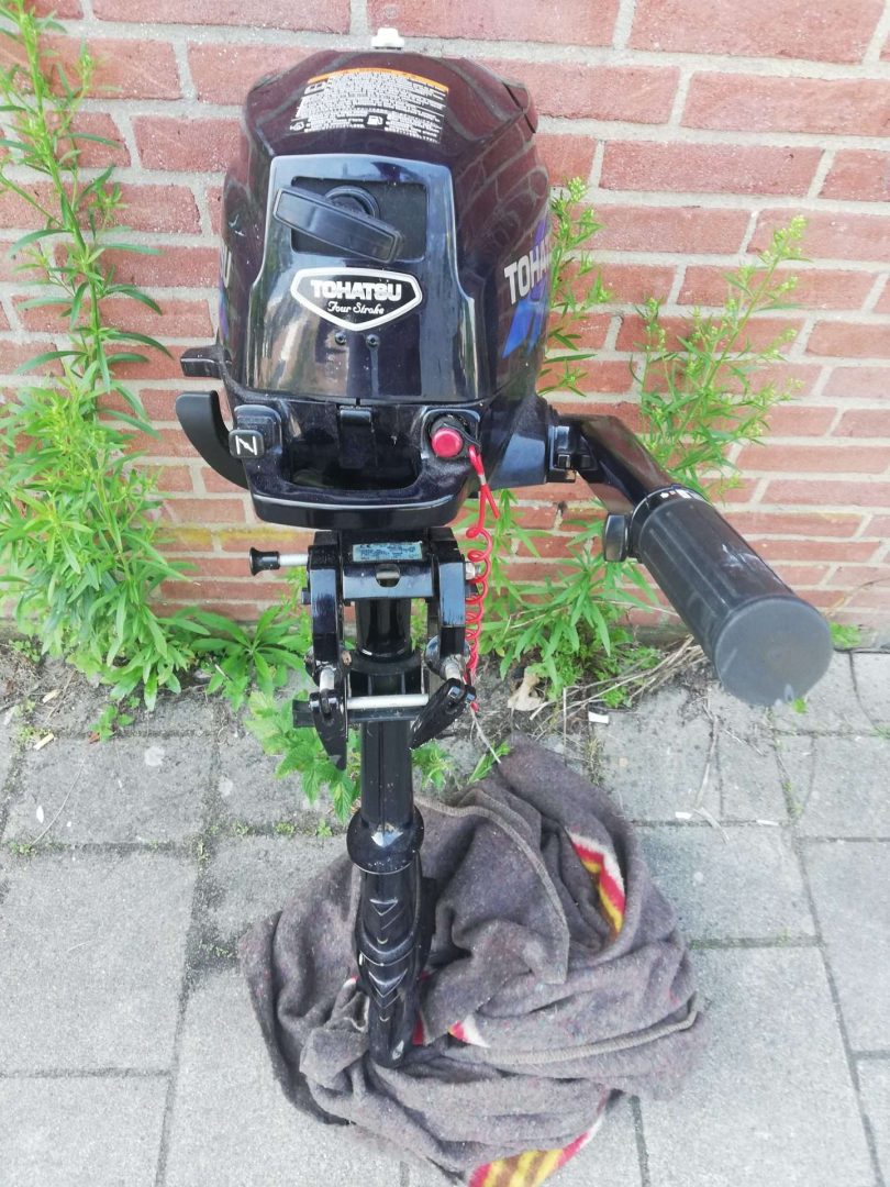 Tohatsu fourstroke  2,5 pk   longtail  maar paar keer gebruikt