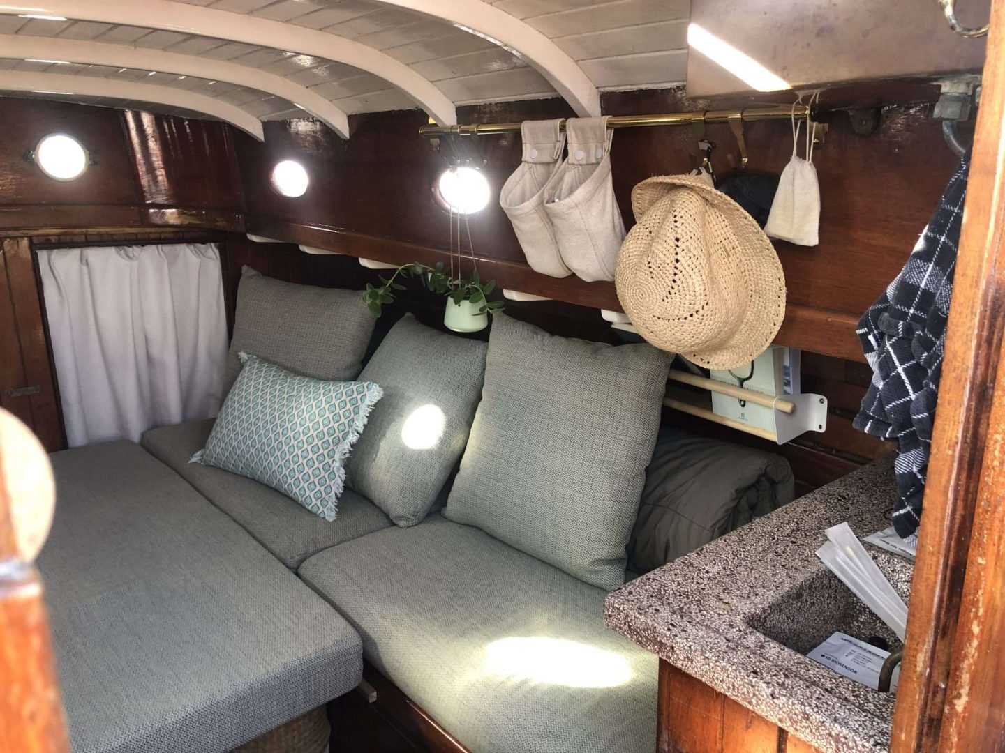 Kajuitzeilboot gerestaureerd teakhout