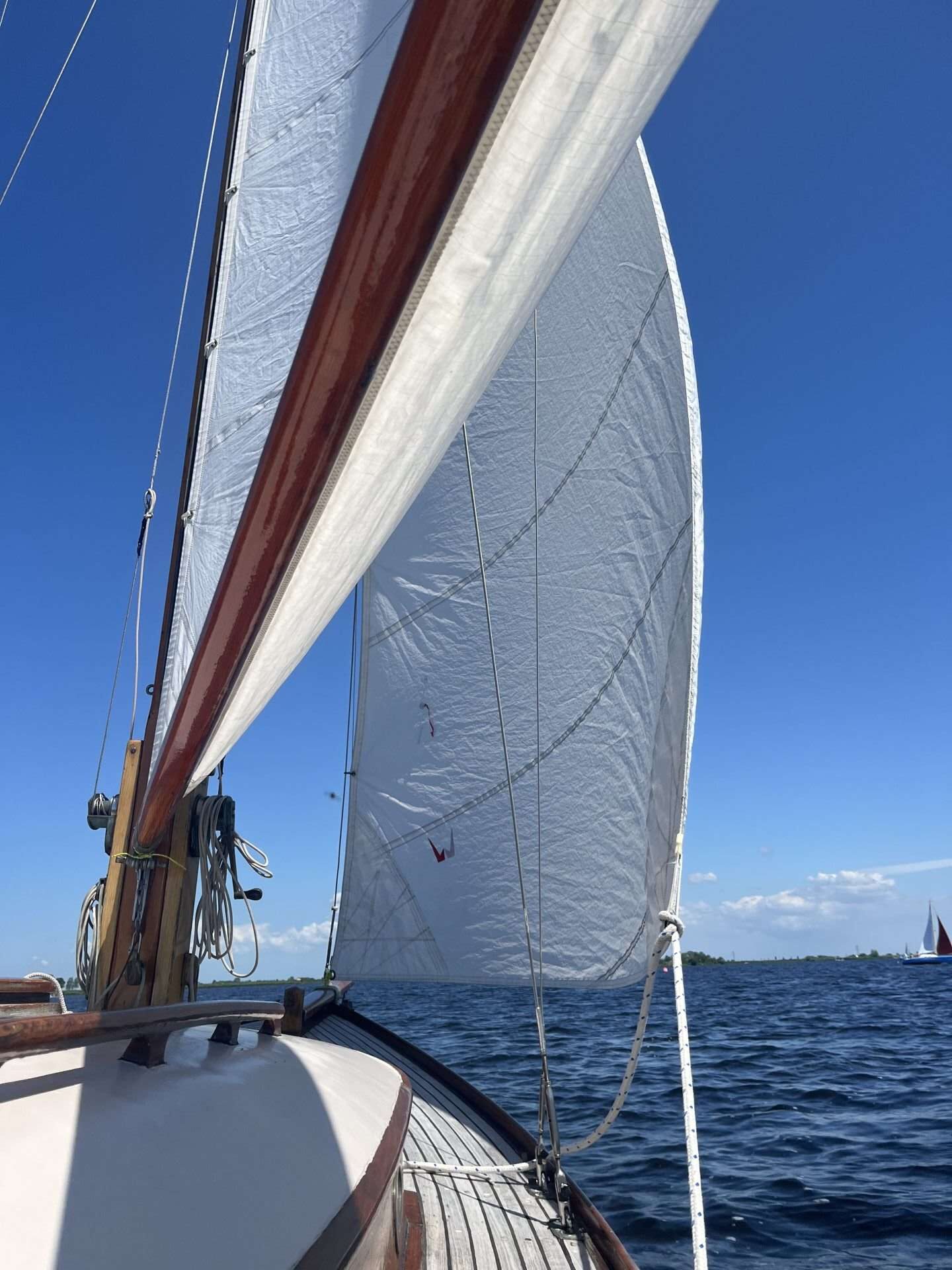 Kajuitzeilboot gerestaureerd teakhout