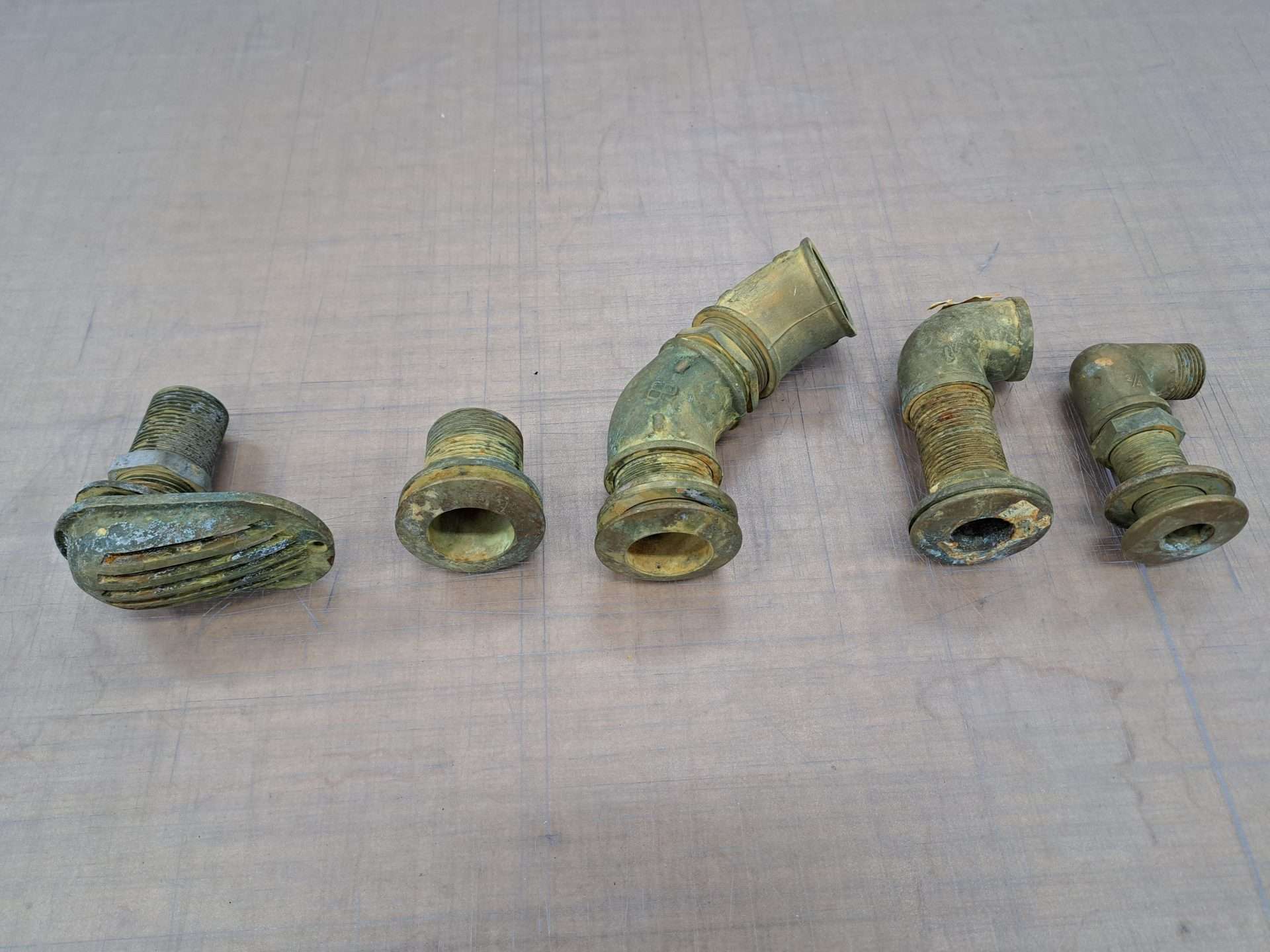 5 sets – Bronzen kogelkranen en huiddoorvoeren