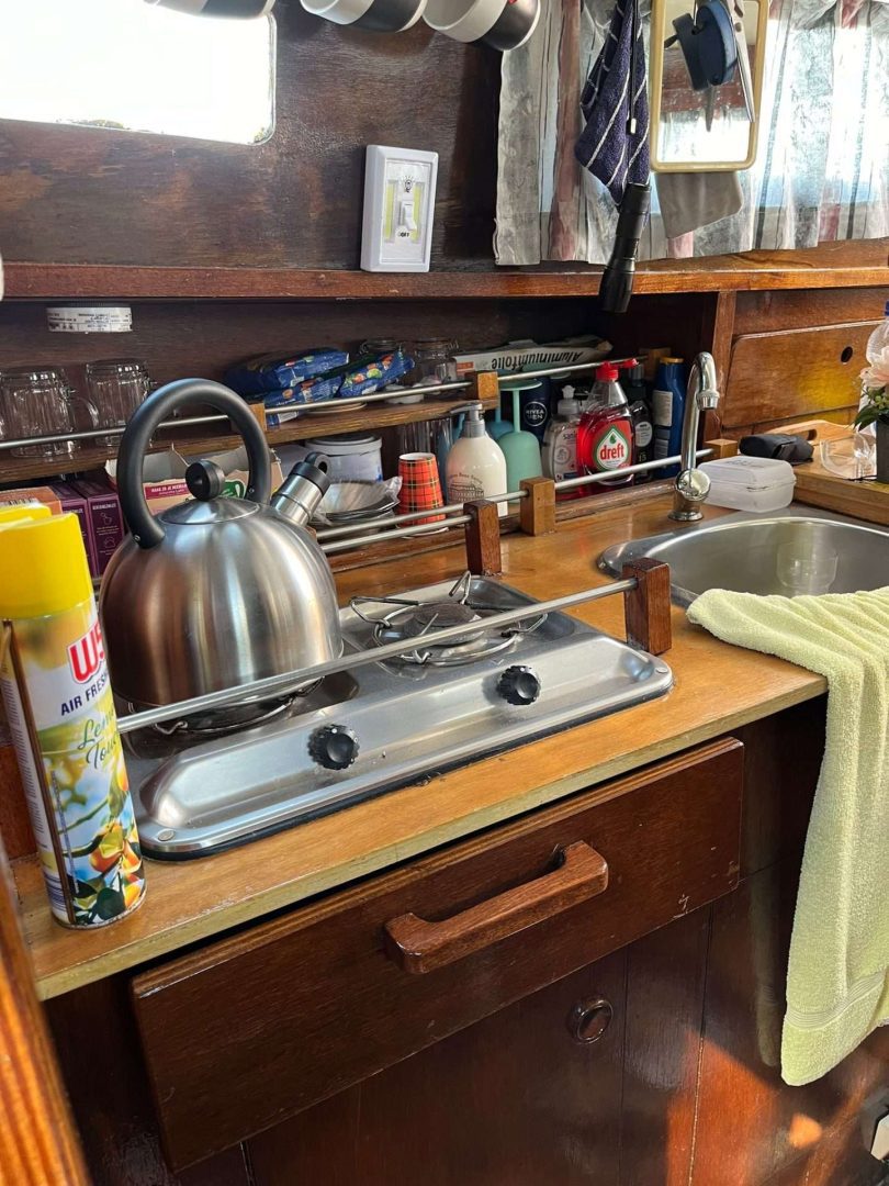 Zeilboot Fellowship 28 omgebouwd tot motorboot. (klusproject)