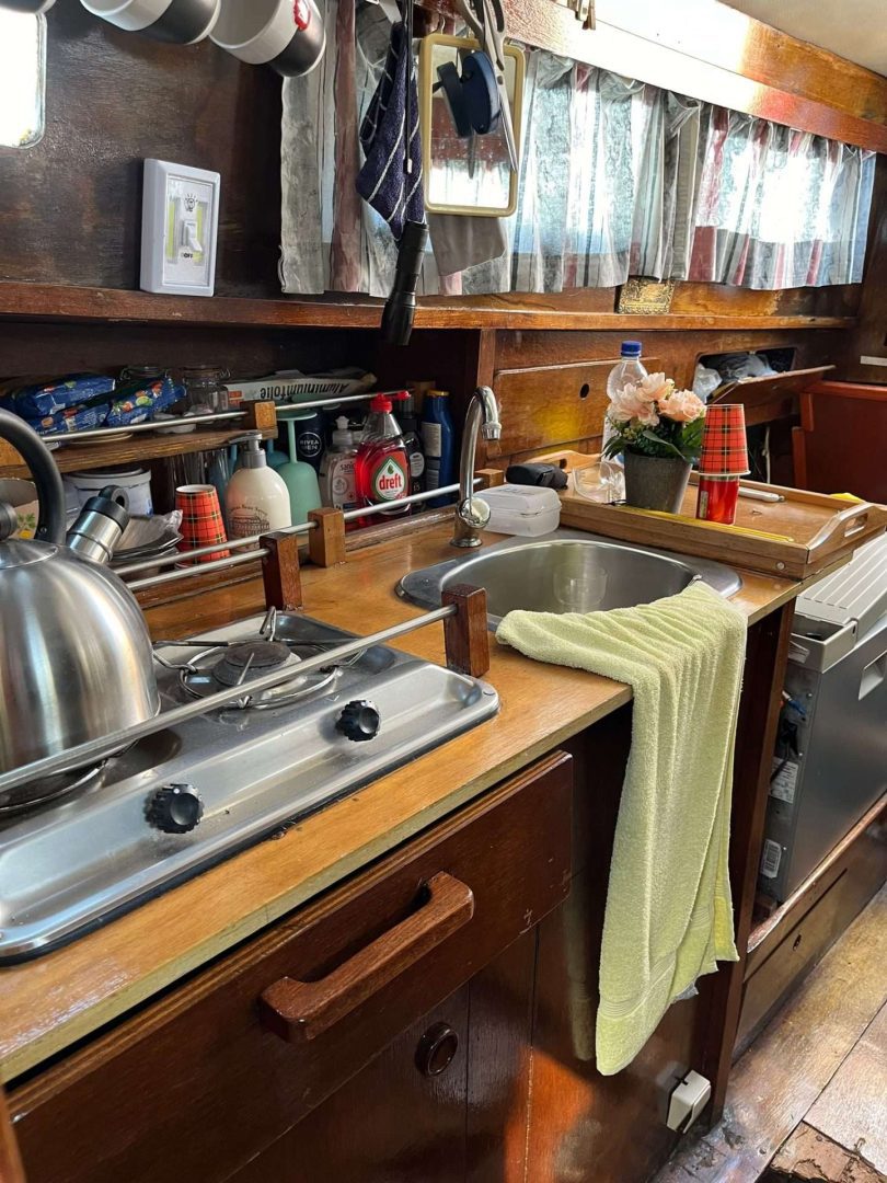 Zeilboot Fellowship 28 omgebouwd tot motorboot. (klusproject)