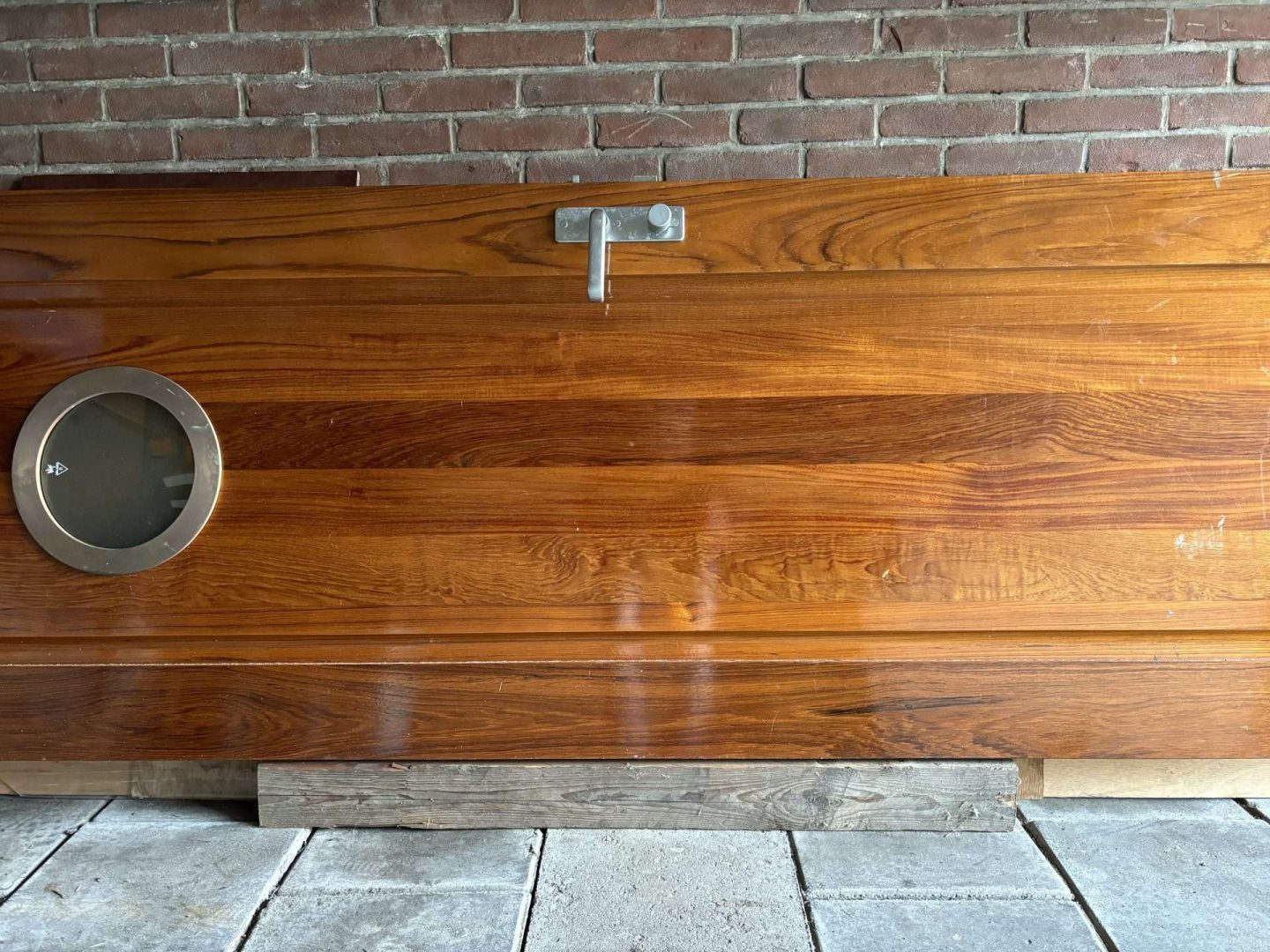 Massief teakhouten deur met beslag