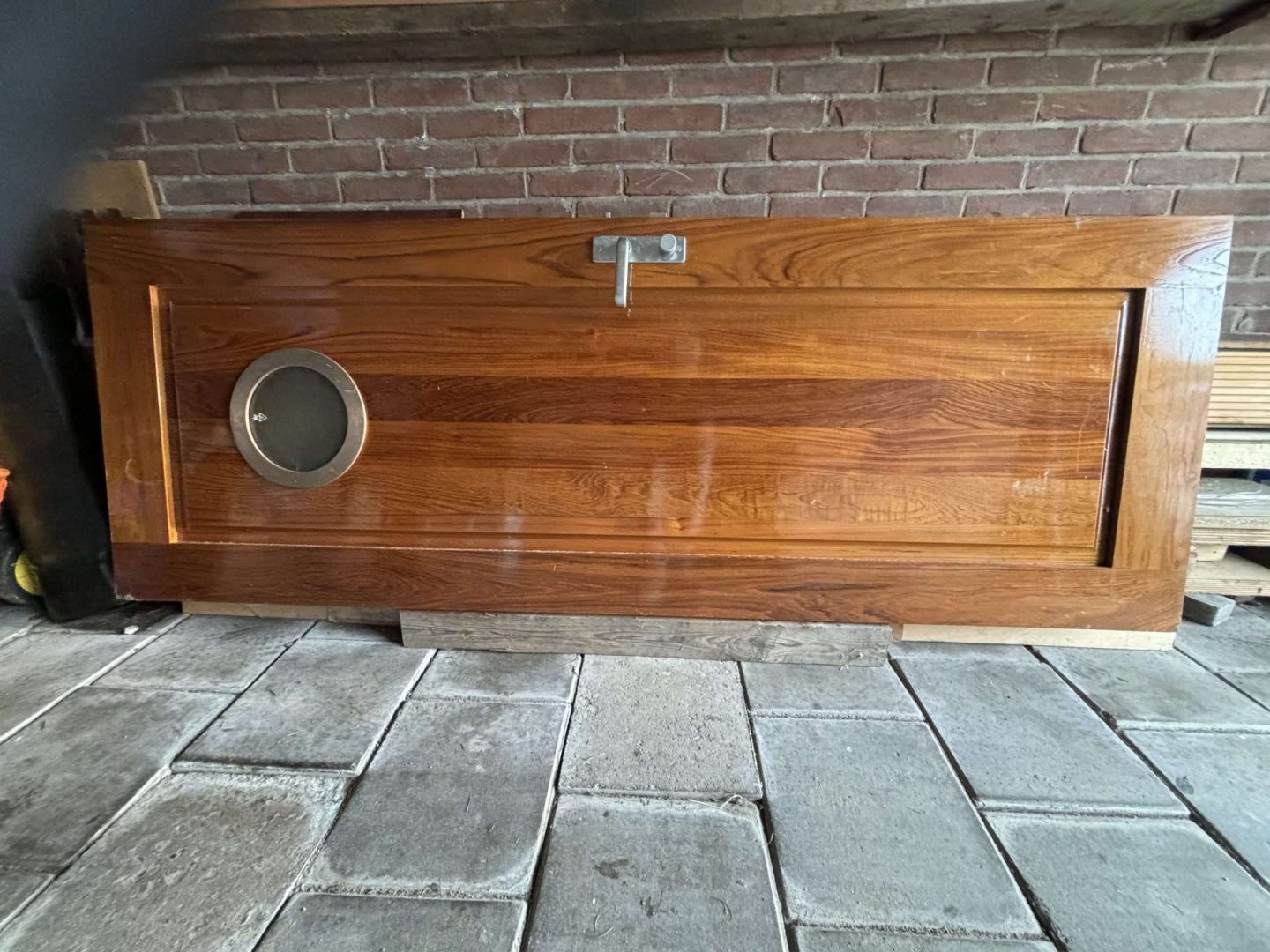 Massief teakhouten deur met beslag