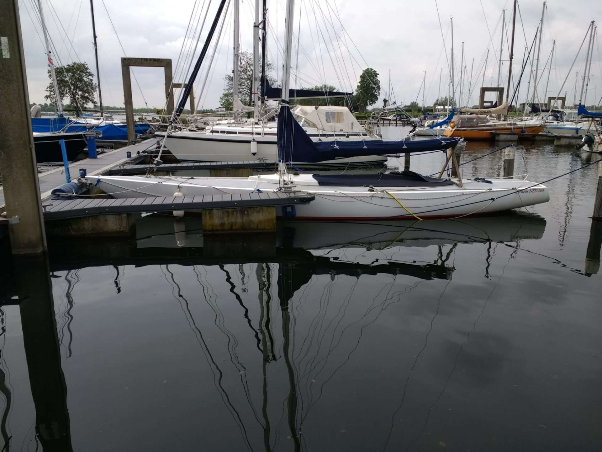 Etchells snelle open zeilboot iets groter dan een draak