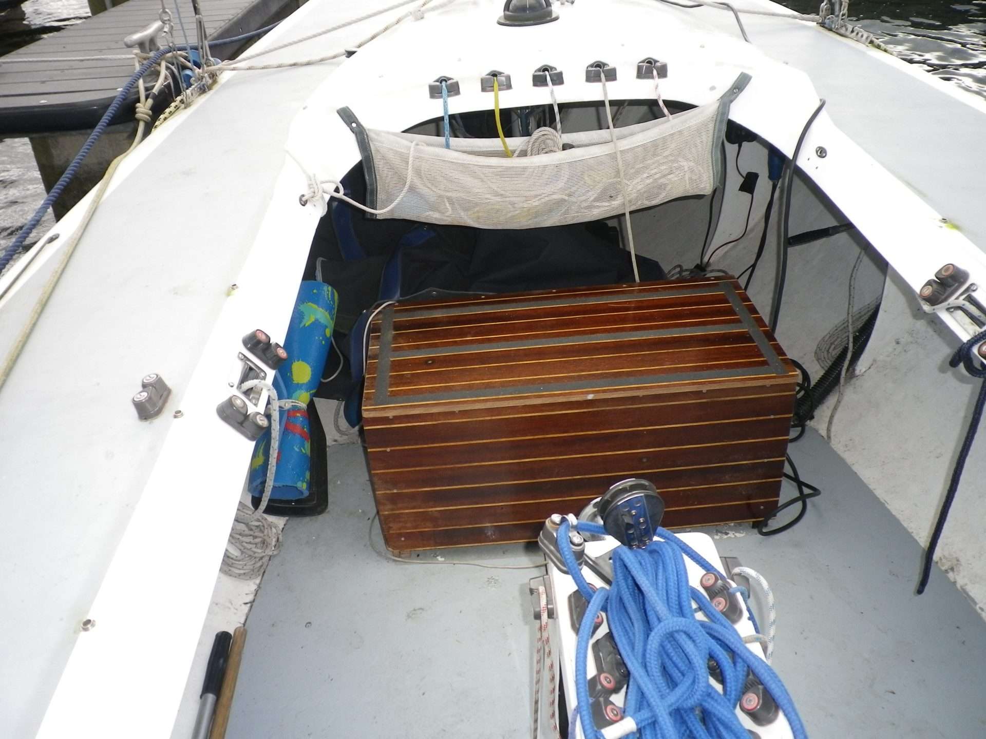 Etchells snelle open zeilboot iets groter dan een draak