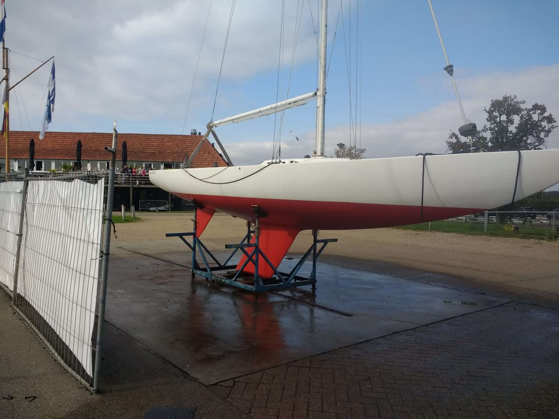 Etchells snelle open zeilboot iets groter dan een draak
