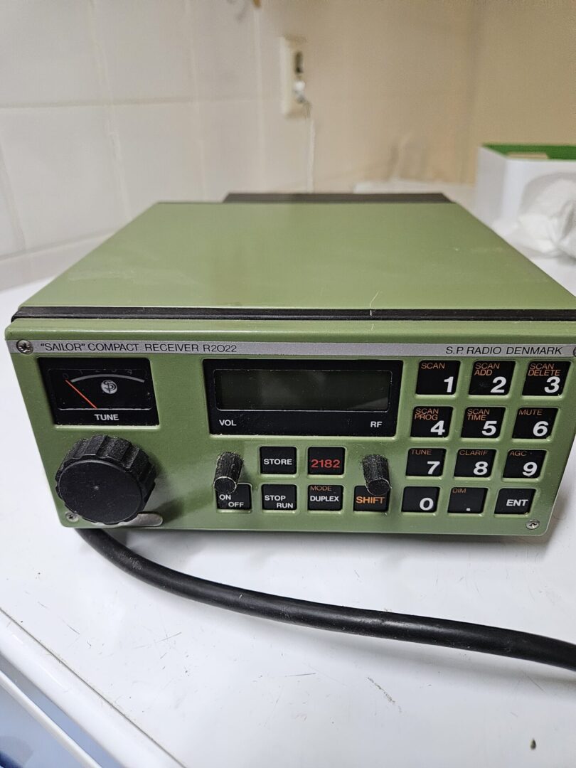 Sailor compact receiver R2022 SP Radio Danmark met ophangplaat en instructieboek