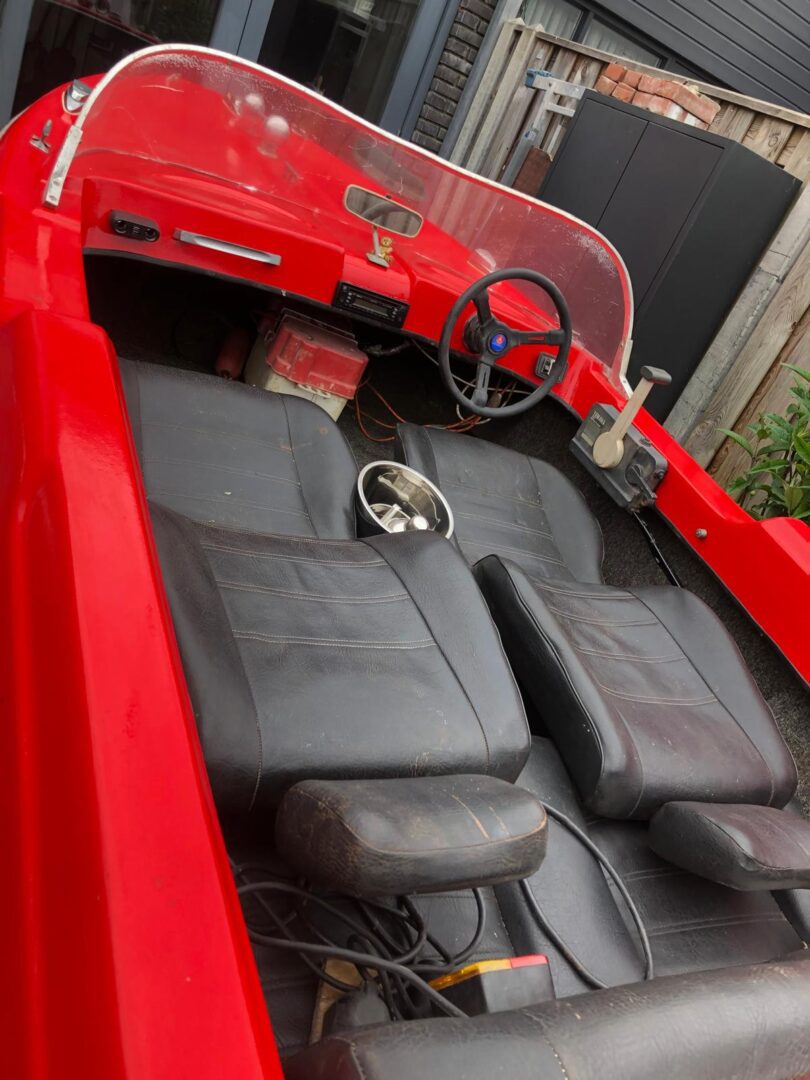 Vintage speedboot zonder vaarbewijs te bevaren