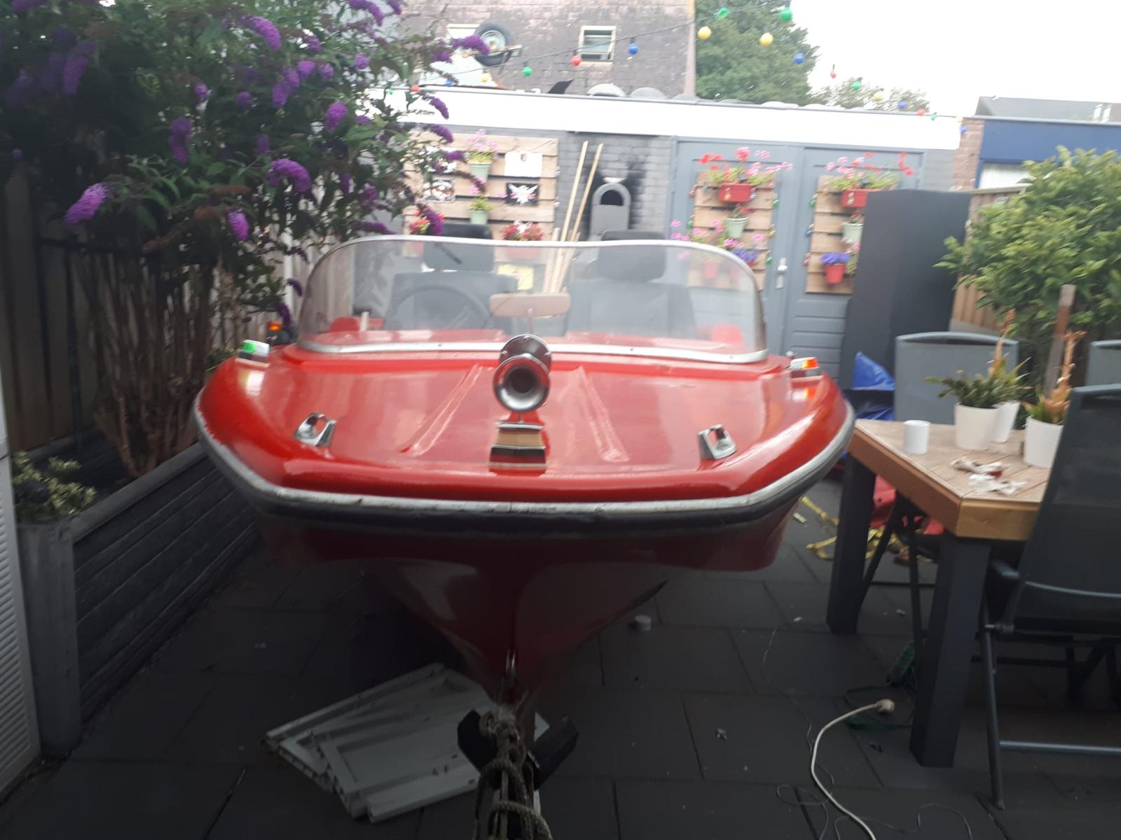 Vintage speedboot zonder vaarbewijs te bevaren