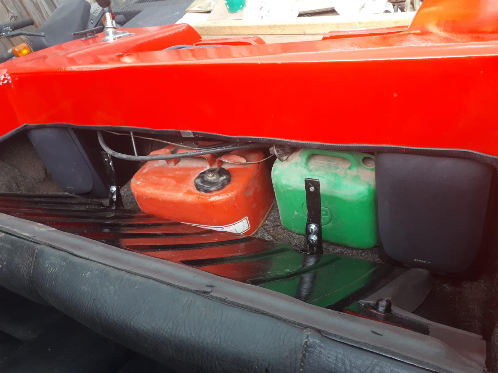 Vintage speedboot zonder vaarbewijs te bevaren