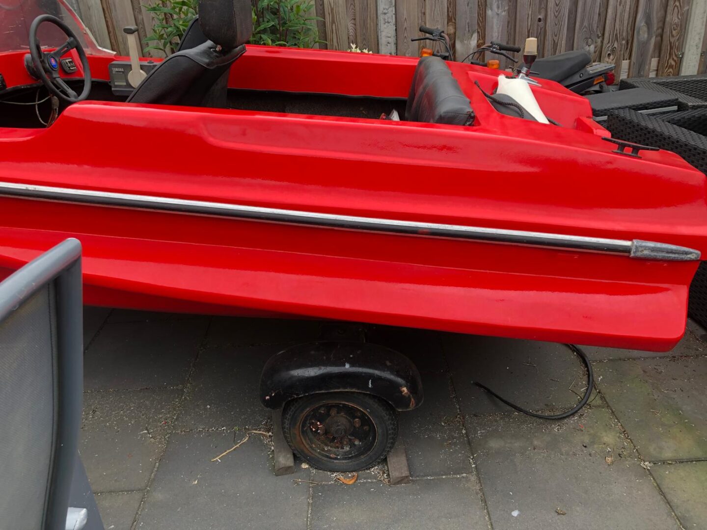 Vintage speedboot zonder vaarbewijs te bevaren