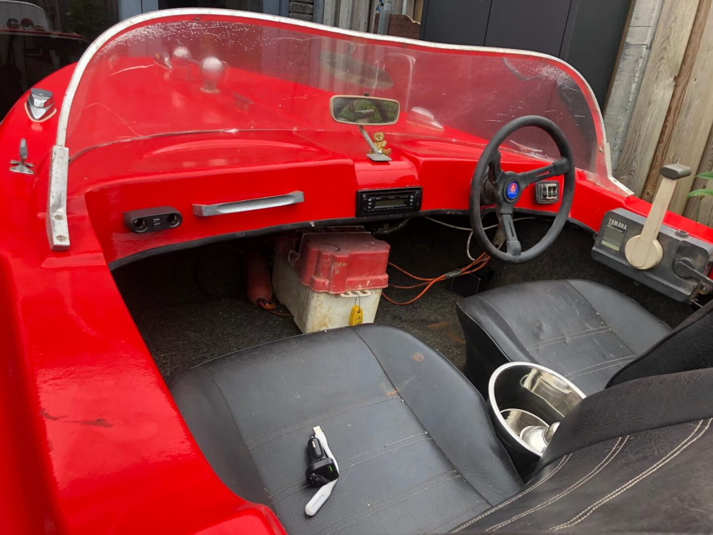 Vintage speedboot zonder vaarbewijs te bevaren