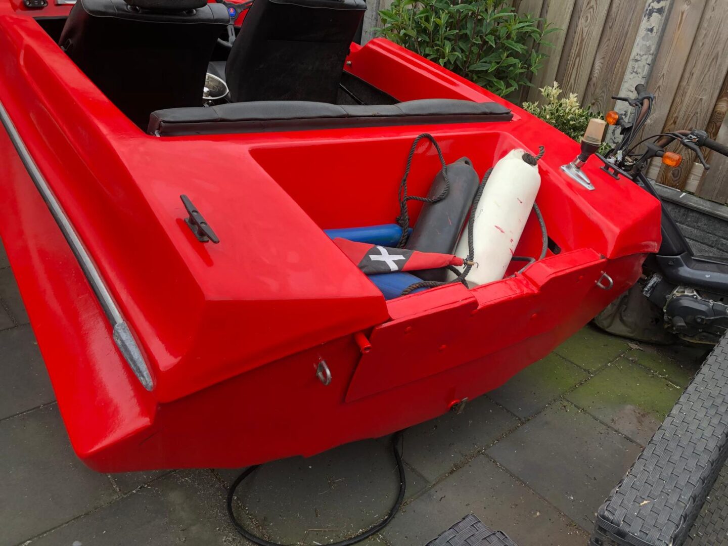 Vintage speedboot zonder vaarbewijs te bevaren