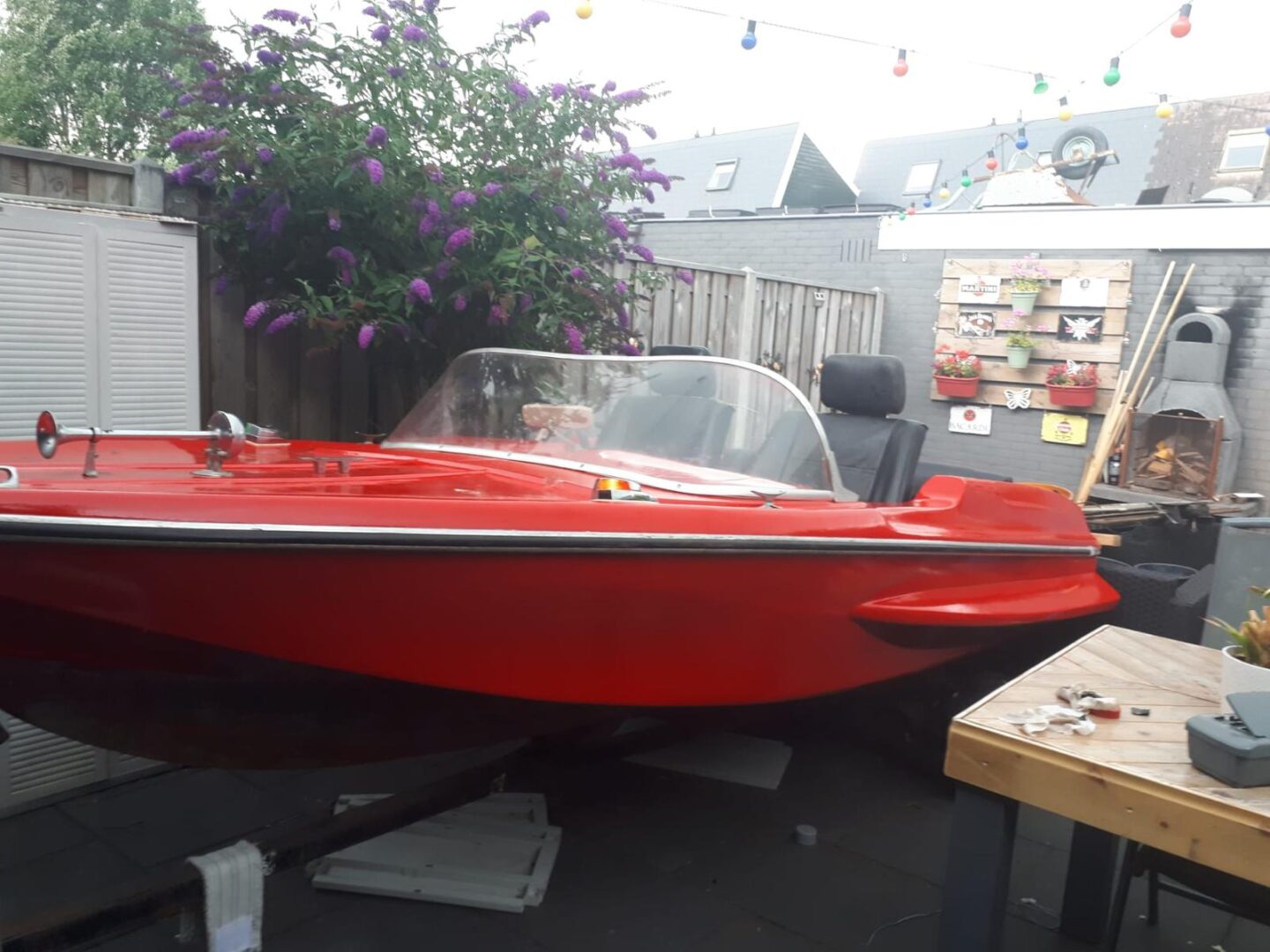 Vintage speedboot zonder vaarbewijs te bevaren