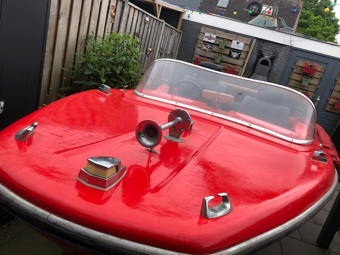 Vintage speedboot zonder vaarbewijs te bevaren