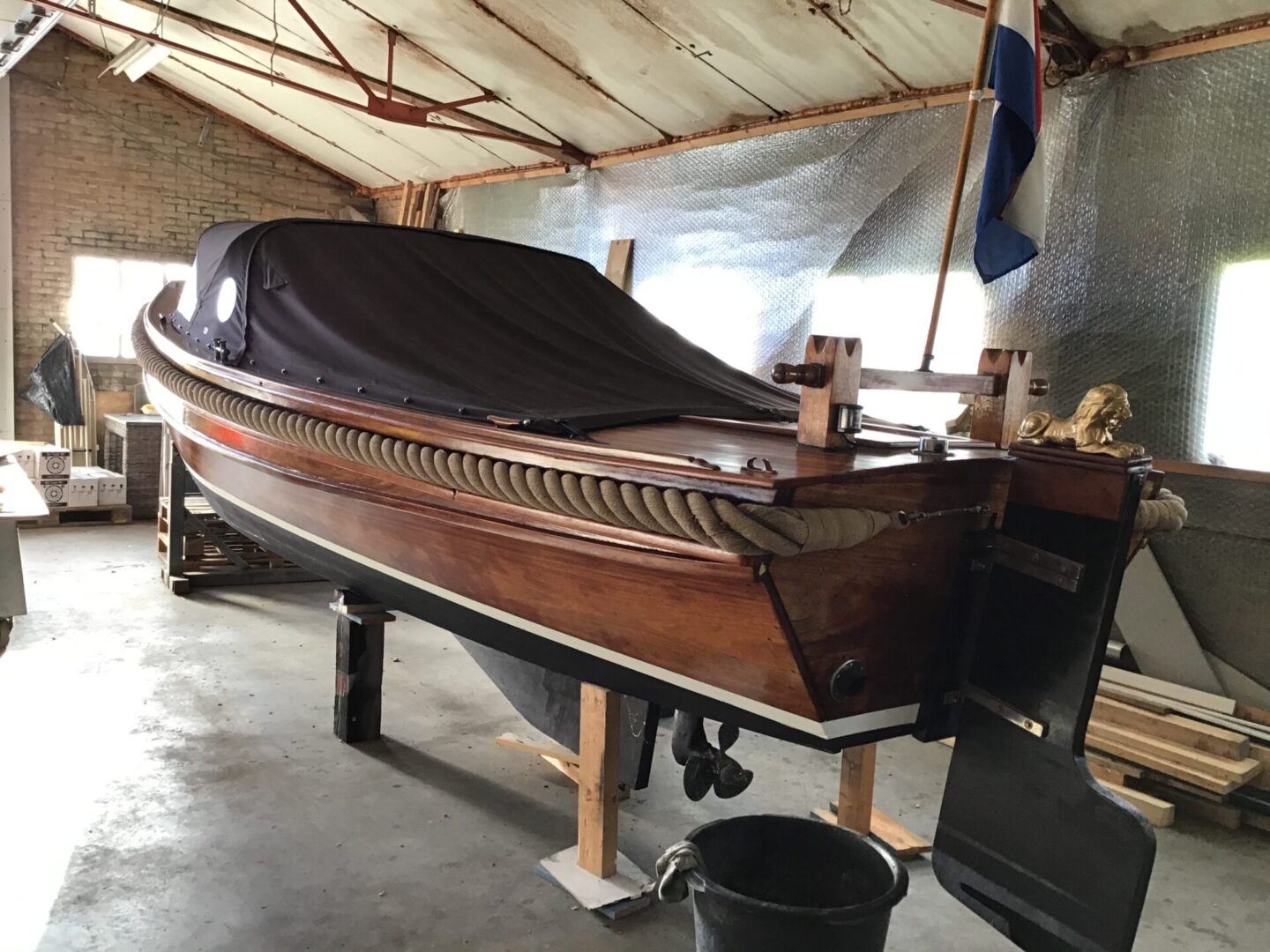 Authentieke houten schouw met inboard diesel motor