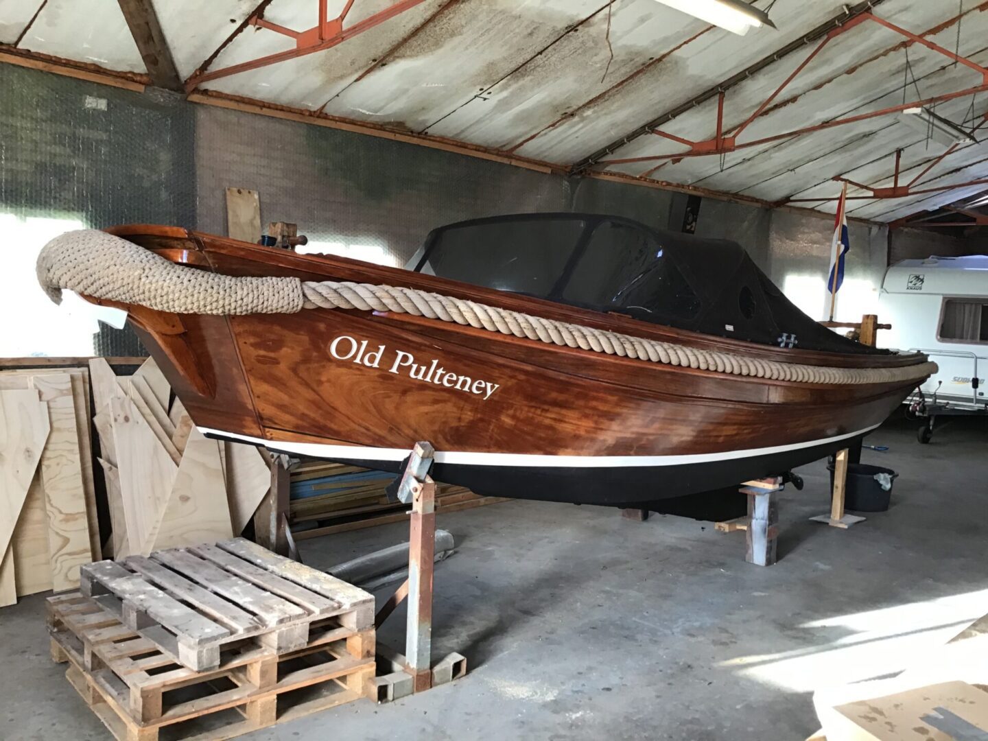 Authentieke houten schouw met inboard diesel motor
