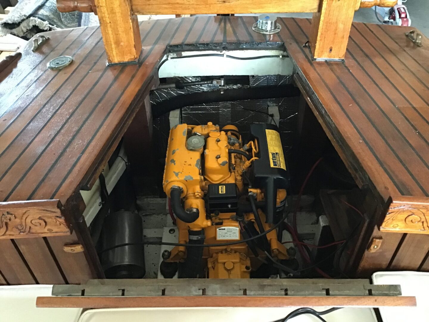 Authentieke houten schouw met inboard diesel motor