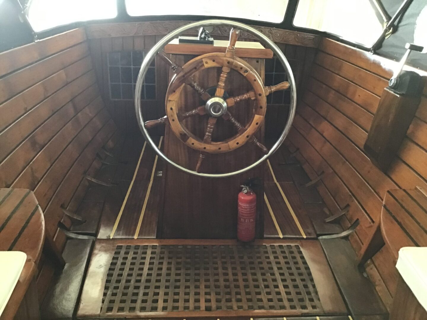 Authentieke houten schouw met inboard diesel motor