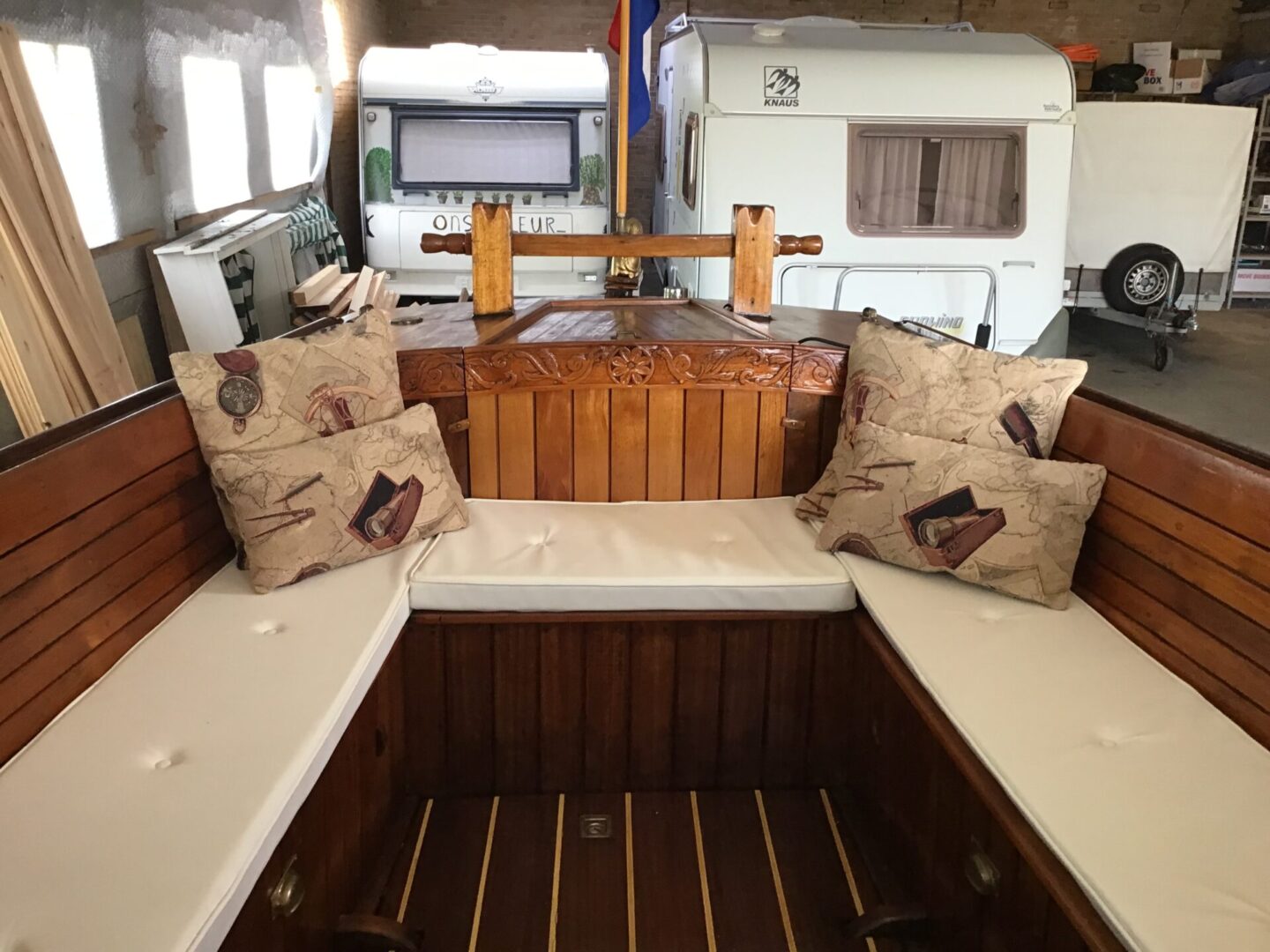 Authentieke houten schouw met inboard diesel motor