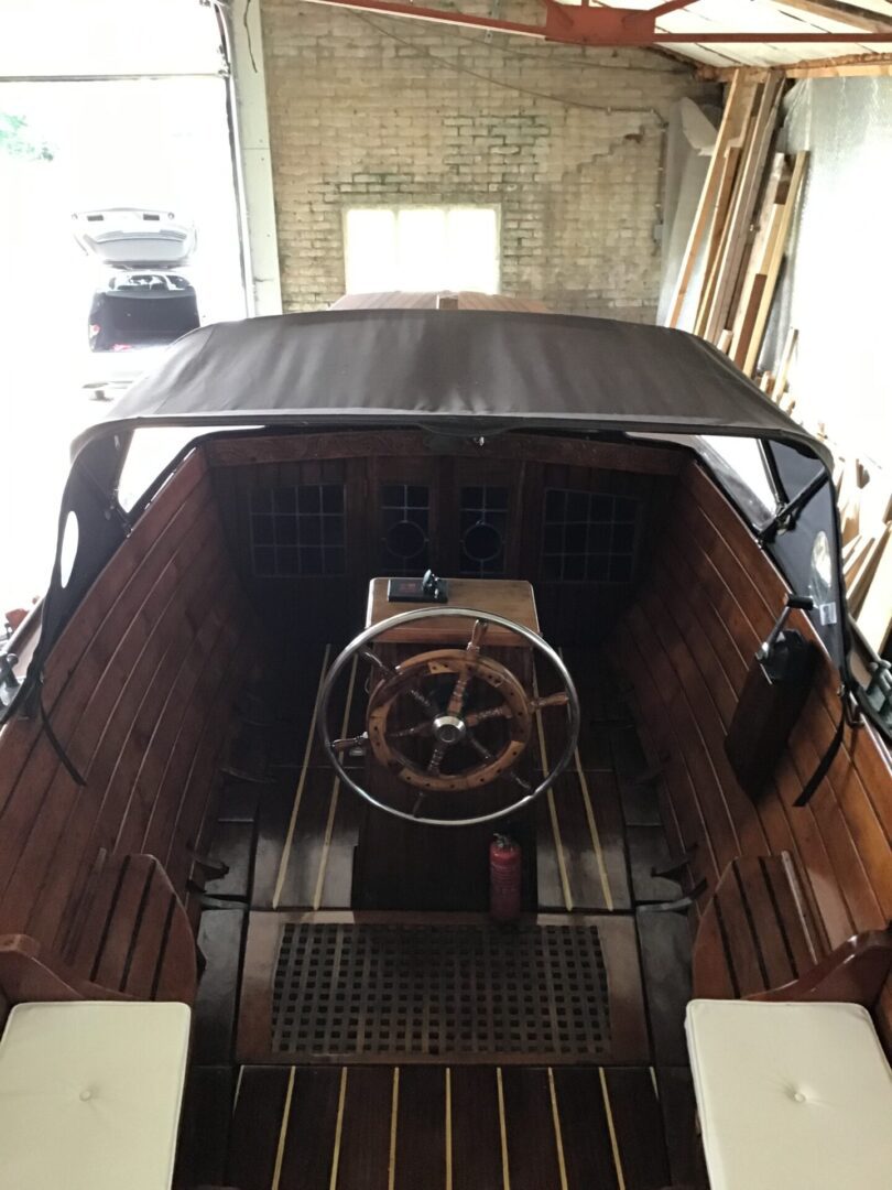 Authentieke houten schouw met inboard diesel motor