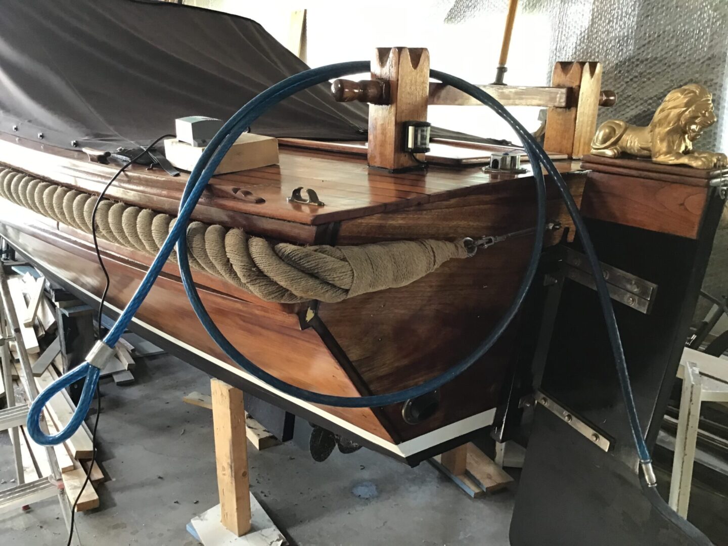 Authentieke houten schouw met inboard diesel motor