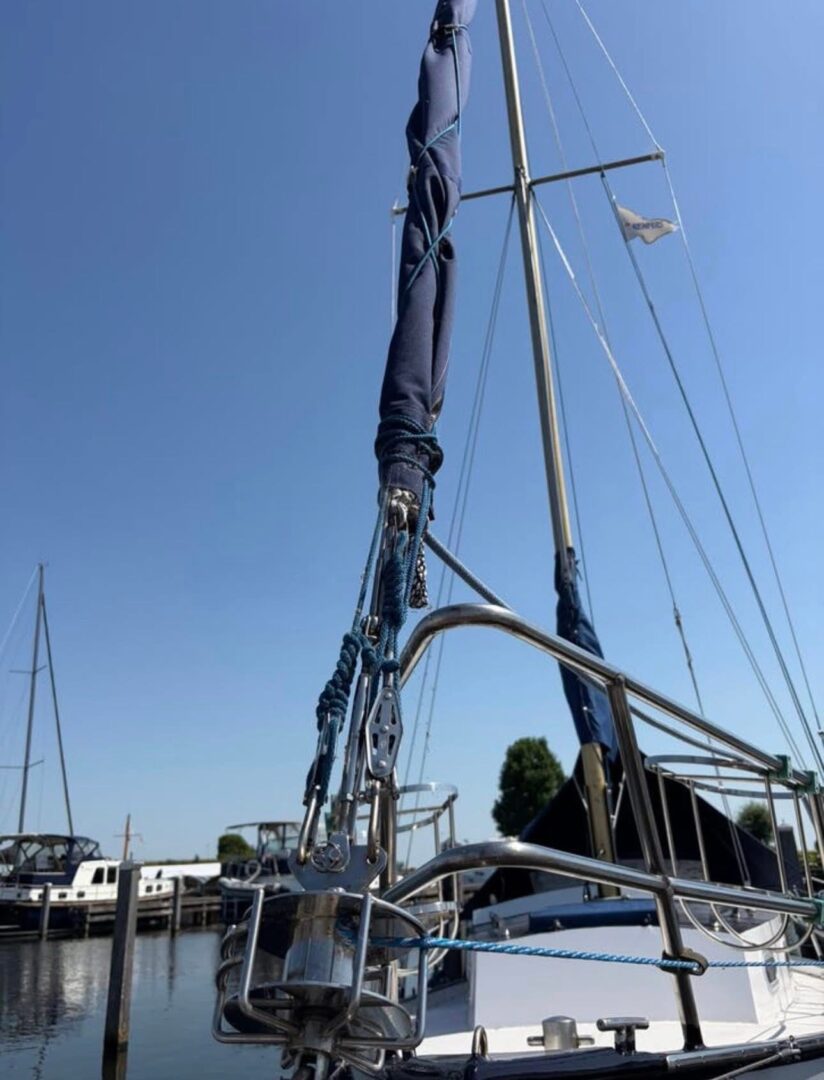 Complete mast met zeilen