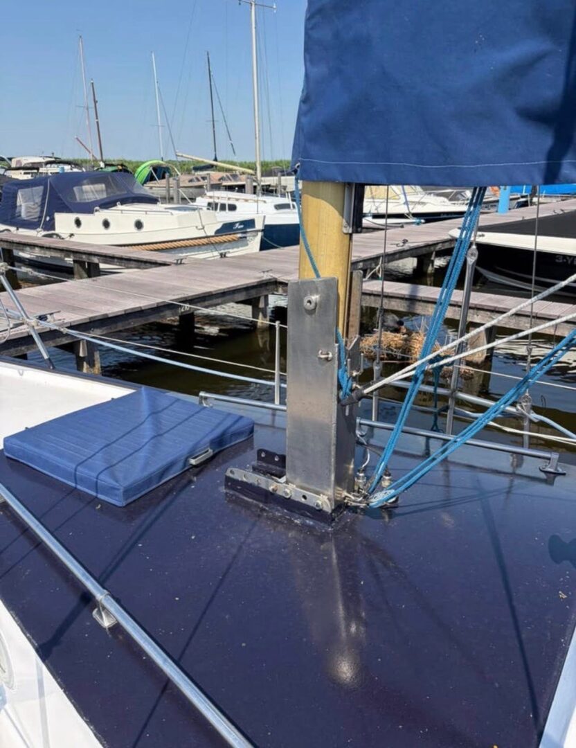 Complete mast met zeilen